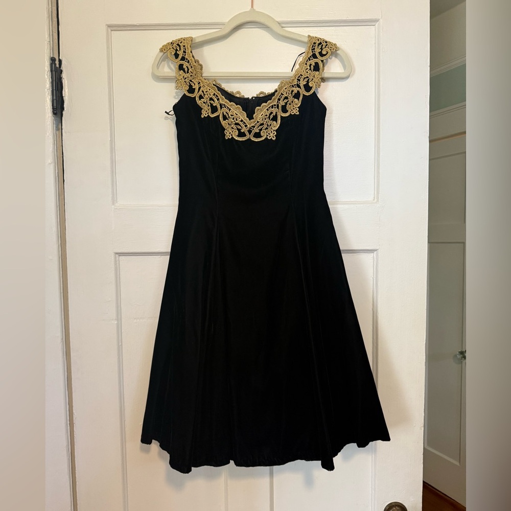 LIKE NEW JESSICA MCCLINTOCK GUNNE SAX VELVET DRESS